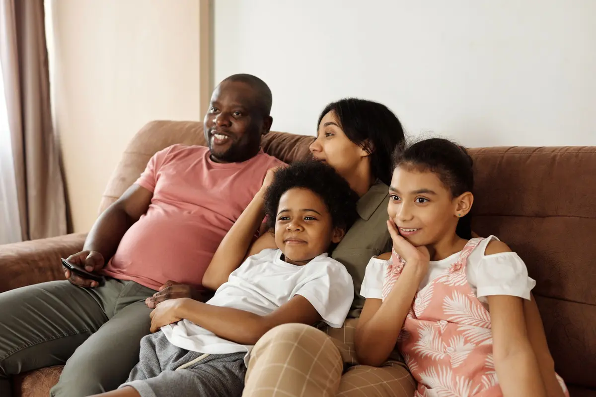 Gezin op de bank dat samen tv kijkt